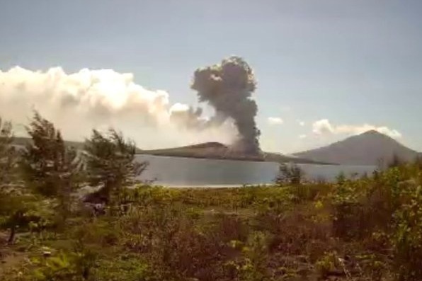 印尼喀拉喀托火山喷发 火山灰柱达1000米