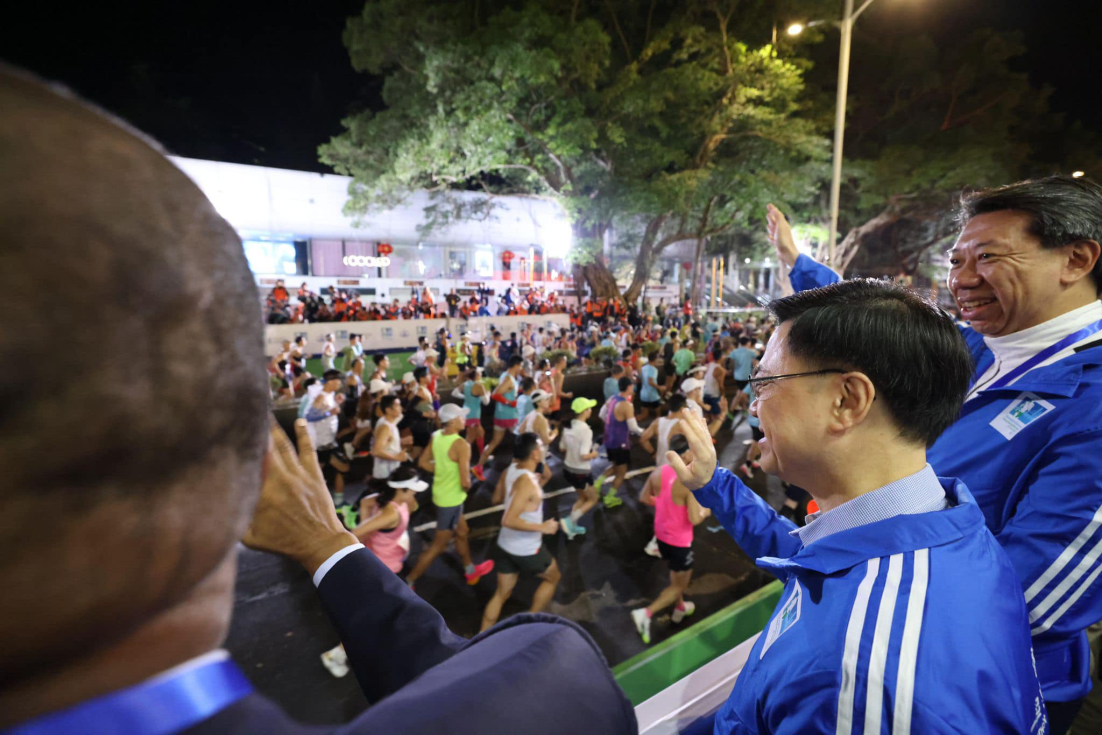 香港马拉松今举行，周润发完成半马，霍启刚、郭晶晶参与“领袖杯”赛事